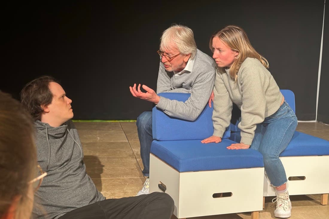 Franz Dängeli und zwei Schauspieler:innen von act-back auf der Bühne