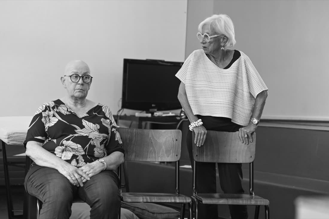 Zwei Spielerinnen von TheAlter in einer Szene aus «Nachlass», in sechs aufeinanderfolgenden Aufnahmen